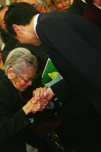 Kazue Koba, 96 anos, teve a oportunidade de cumprimentar o príncipe-herdeiro no hall do grande auditório do Bunkyo São Paulo. Naruhito a parabenizou pela idade e agradeceu muito por ter comparecido à recepção em sua homenagem.