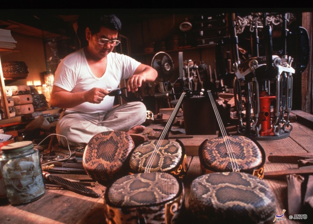 Sanshin, o instrumento de cordas de Okinawa. Foto: Okinawa Convention & Visitors Bureau/ JNTO