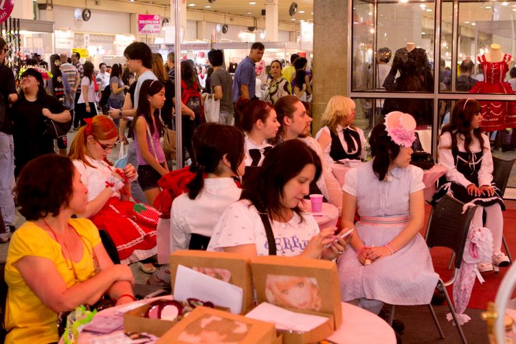 O Lolita Petit Salon reuniu muitos adeptos da moda lolita e curiosos no local
