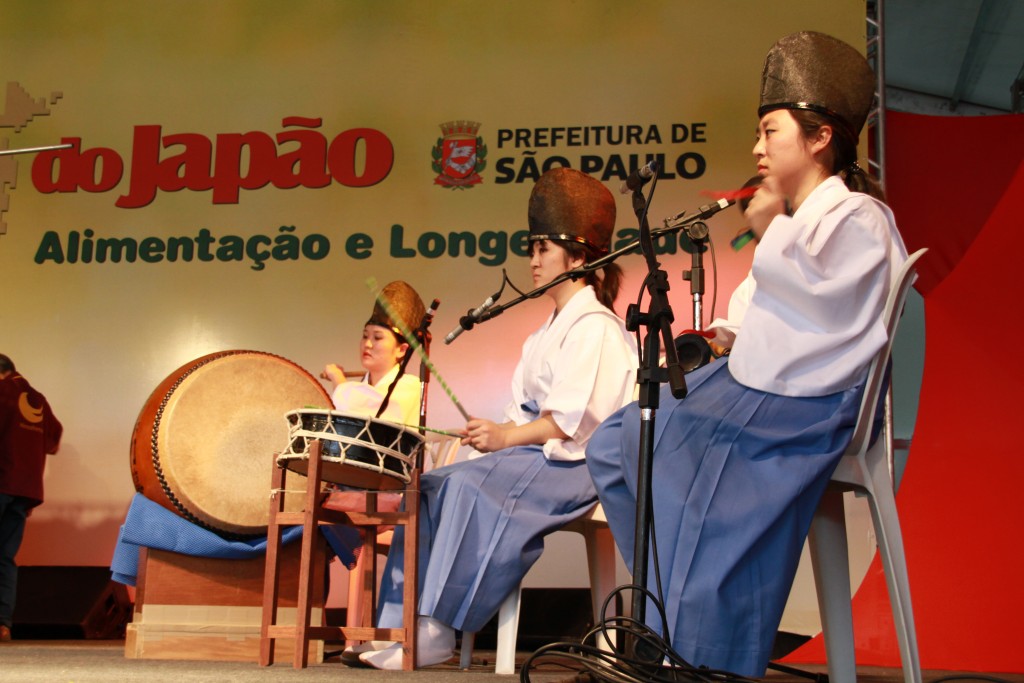 Grupo dos hayashikata tocam instrumentos musicais durante a apresentação