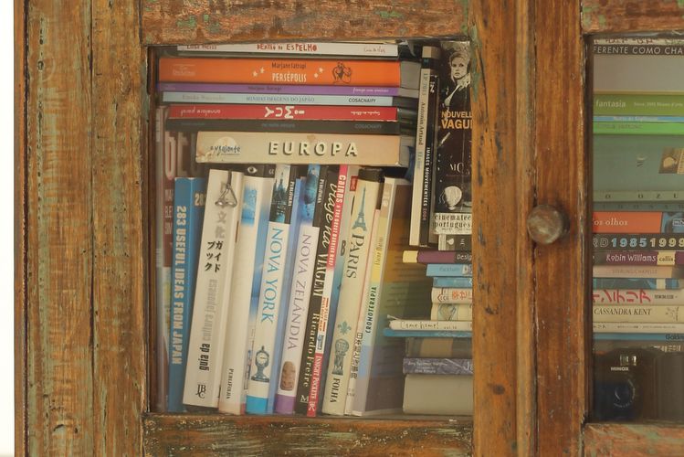 Um detalhe da estante de livros de Talita