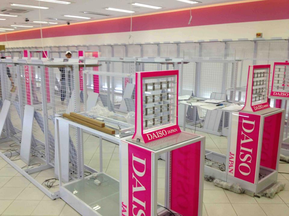Montagem da primeira loja da Daiso no Brasil