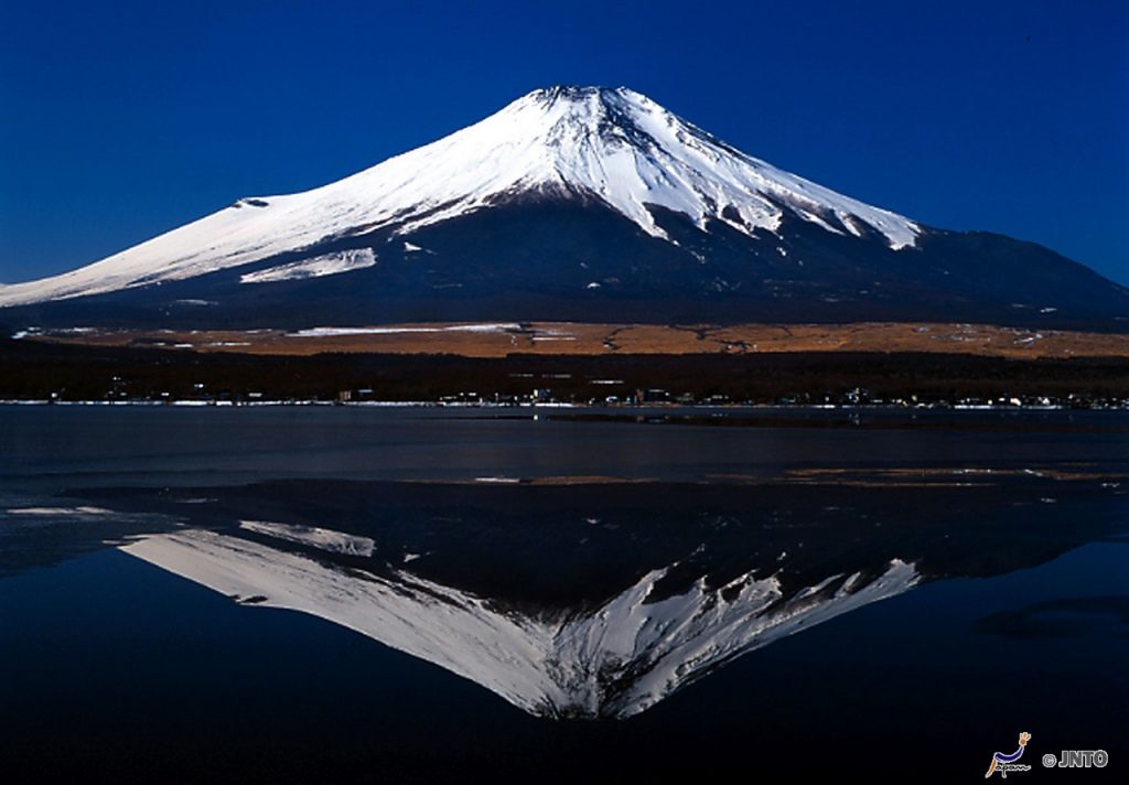Fuji refletido no lago Kawaguchi, em Yamanashi