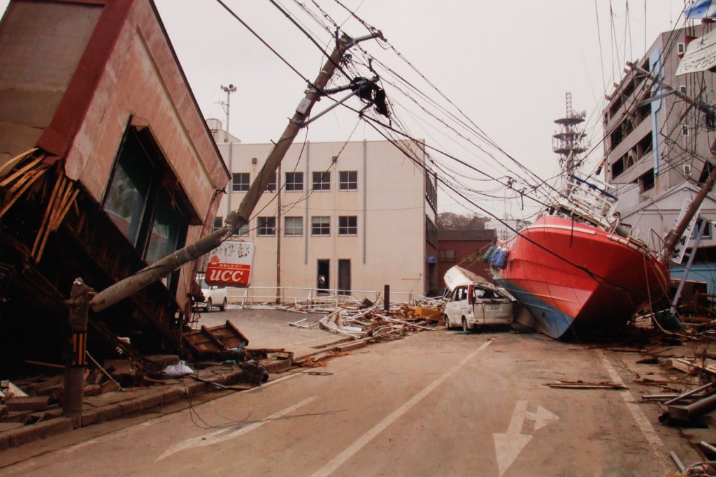 Destruição no centro comercial da cidade de Ishinomaki, em Miyagi