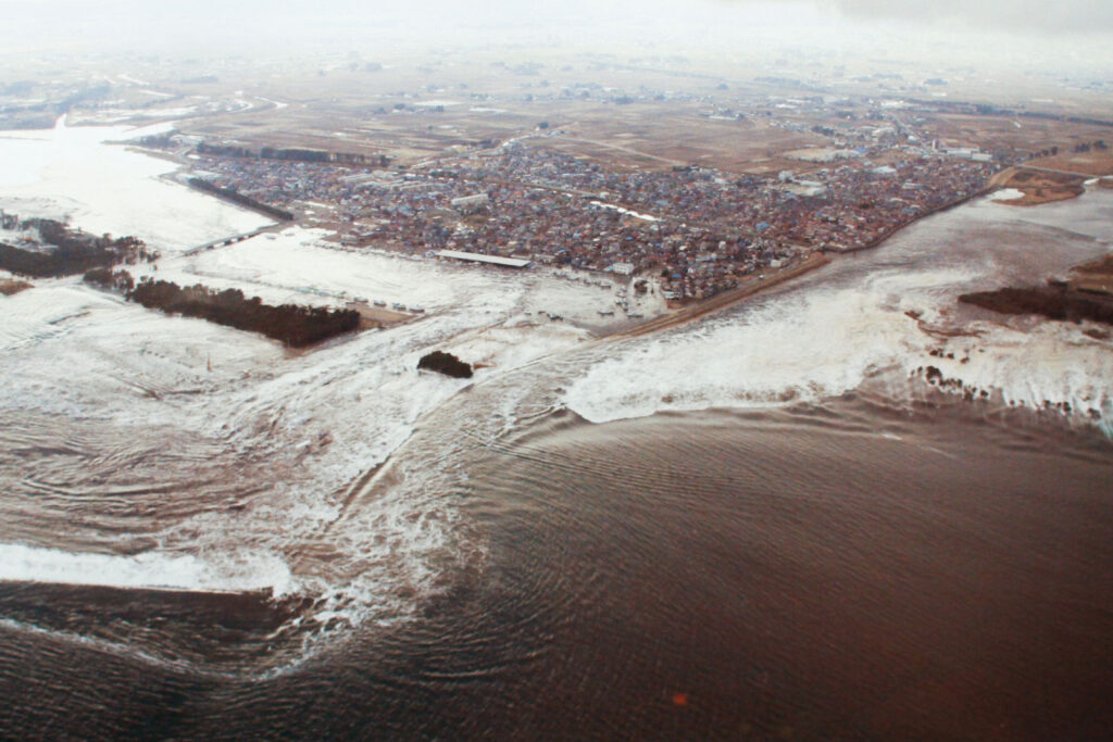 Tsunami no porto de Yuriage