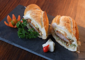 Sanduíche de milanesa de carne suína tonkatsusando_sakagura