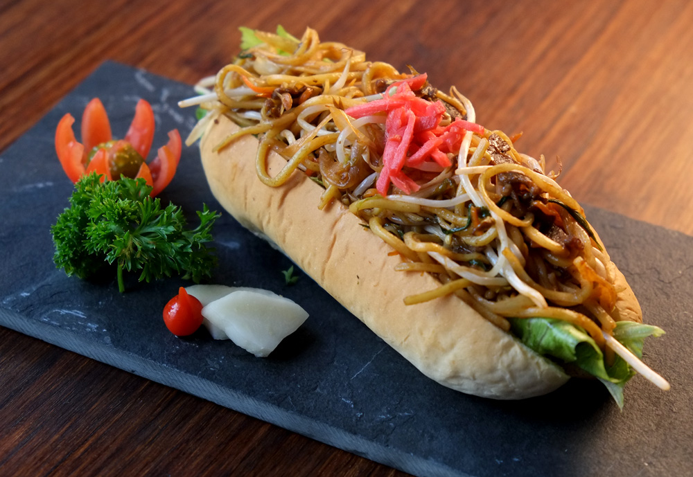 O sanduíche de yakisoba é bastante popular no Japão yakissobapan_sakagura