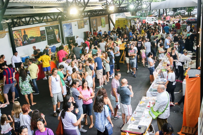 Galpão coberto de 400 m² oferece mais de 20 opções dentre as melhores casas, chefs e novos talentos da gastronomia de São Paulo Panela na Rua_Geral_3_Foto Mari Castro_foto-1 img
