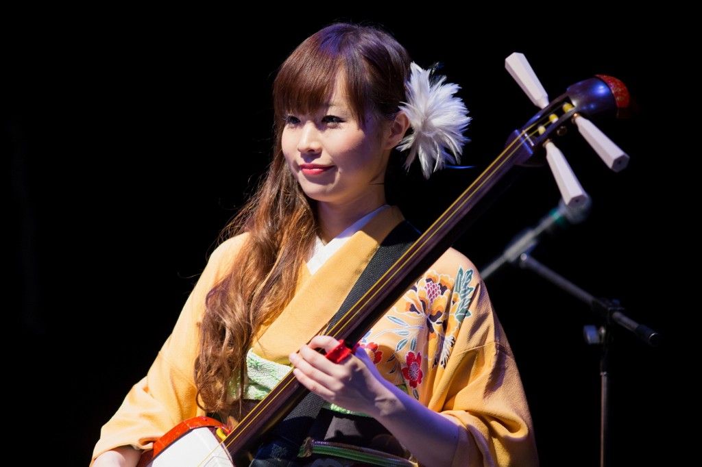 Chie Hanawa toca tsugaru shamisen desde os 9 anos
