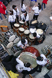Preparação para a apresentação de taiko