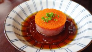 Tartare de atum, com ovas de capelim.