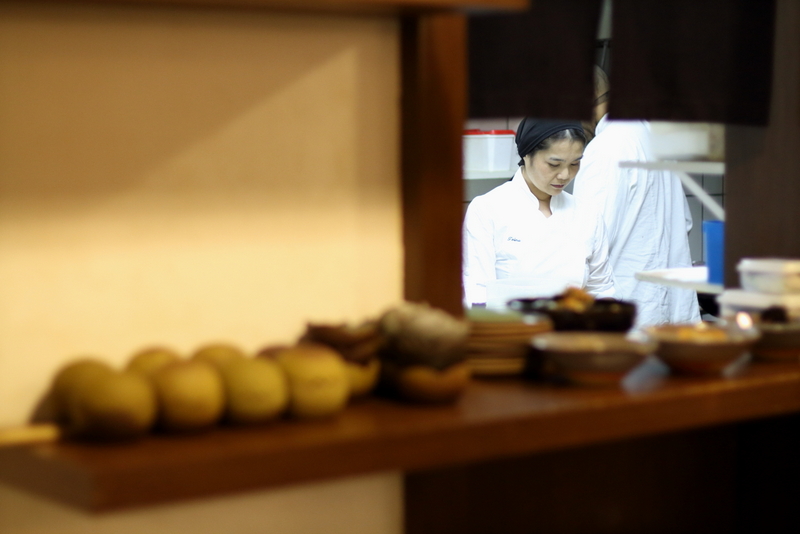 Chef Telma Shiraishi no preparo do jantar especial de washoku aizome_chef telma_minatogawa