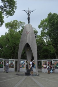 Monumento em homenagem à Sadako Sasaki, no Parque do Memorial da Paz, em Hiroshima