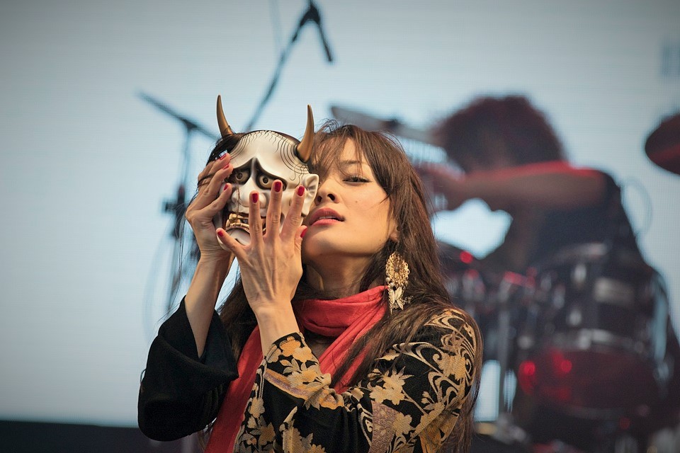Kaori Kawabuchi (vocal) é conhecida como "Lady Samurai" com suas performances com espada. Fotos: Divulgação