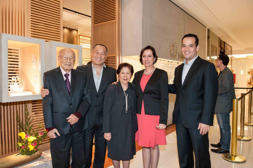 Julio Okubo, Julio Okubo Filho, Stella Okubo, Lucy Okubo e Maurício Okubo se reunem para o lançamento da coleção dos 50 anos da marca