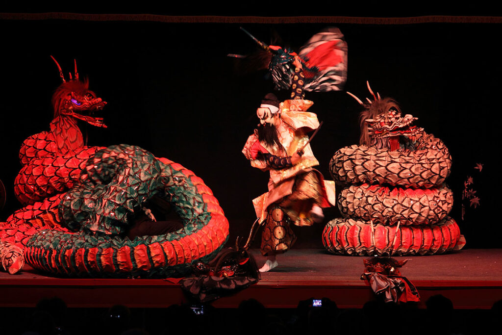 Apresentação da peça Yamata no Orochi