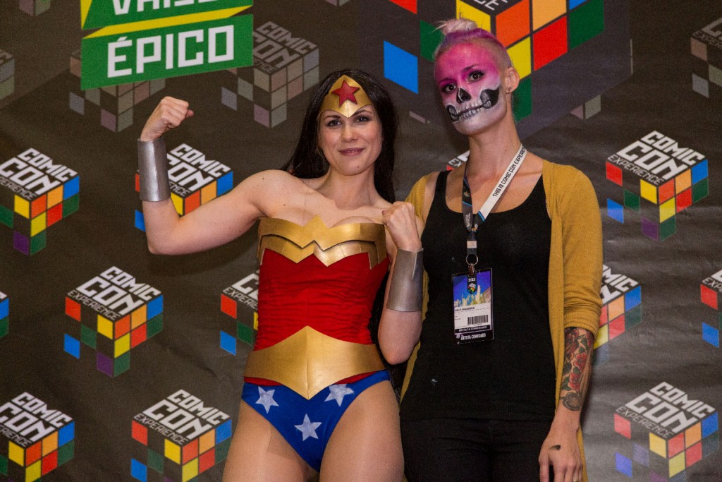 As juradas convidadas Lady Lemon e Emily Anderson entregaram os prêmios aos vencedores do Concurso Cosplay Experience