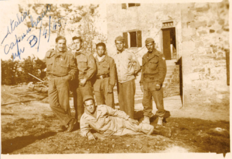 Ojima (centro), em abril de 1945