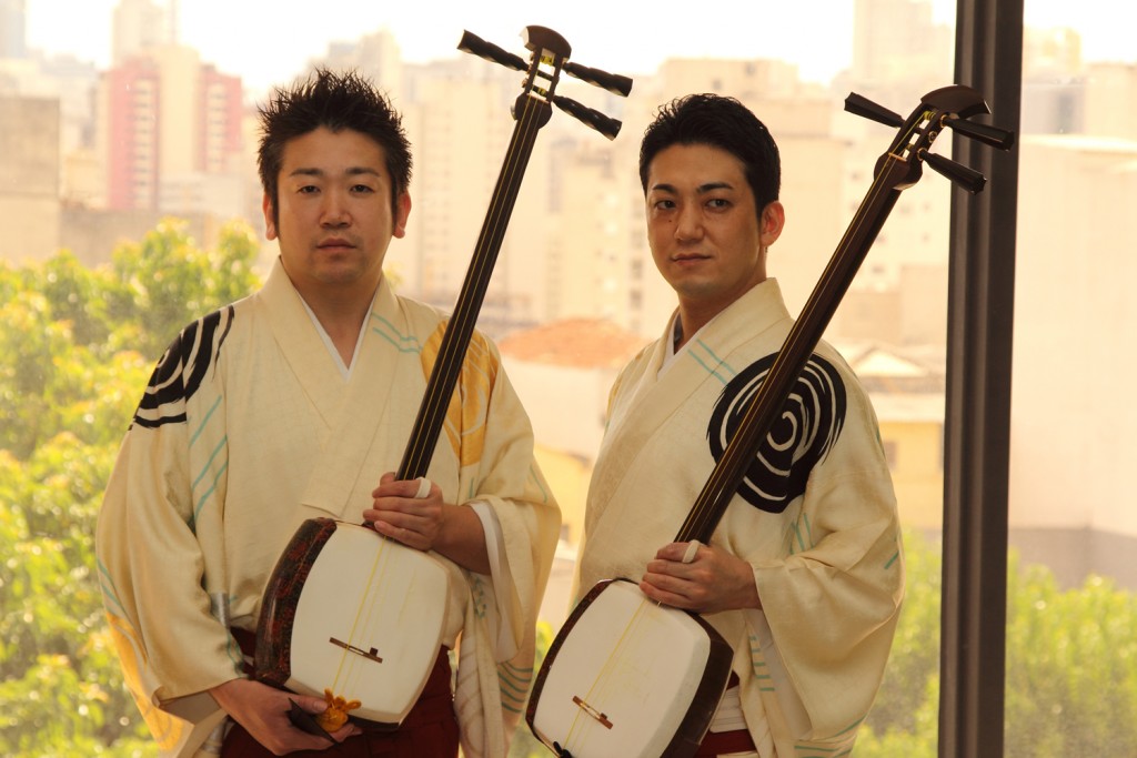 Ryoichiro e Ken'ichi Yoshida formam o duo Yoshida Brothers (Yoshida Kyodai)