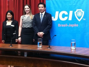 Márcia Nakano (vice-presidente individual), Camila Kawauchi (presidente gestão 2015) e Shodi Nomura (presidente gestão 2016)