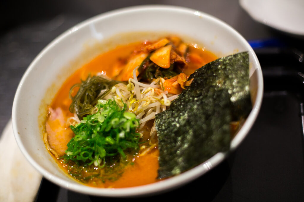 No restaurante são servidas versões de lámen com tempero japonês, coreano ou tailandês 2ndfloor_lamen_casa