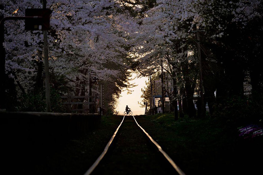 Foto de Sho Shibata, na linha de trem Tsugaru, em Aomori