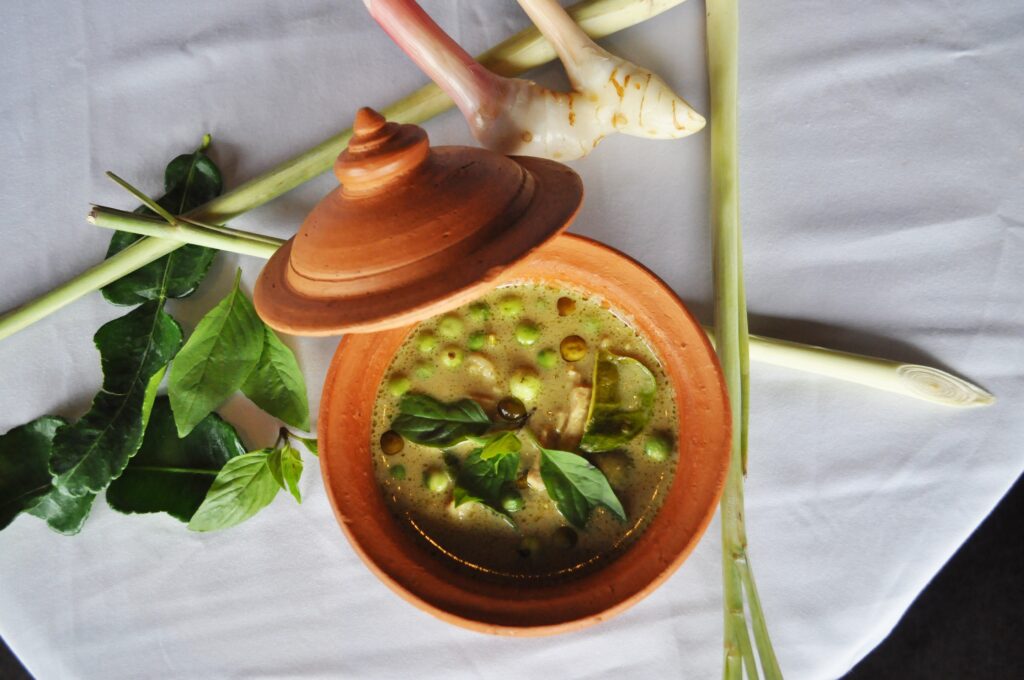 Restaurante Tarsila convida chefs tailandeses para o Festival Gastronômico, de 2 a 4 de junho de 2016 coxa de frango ao curry verde