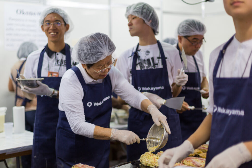 Voluntários das associações se organizam para a produção da comida no Festival do Japão fj2015_wakayama