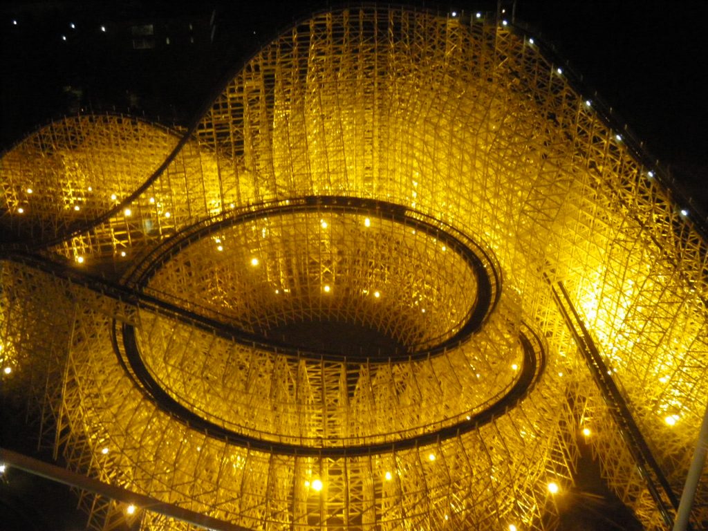 White Cyclone, é a montanha russa de madeira do Nagashima Park