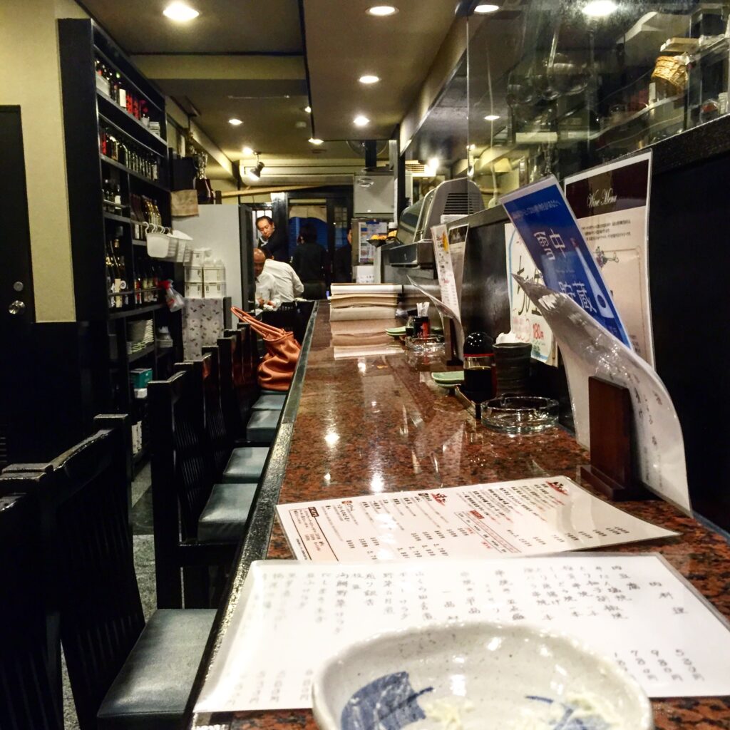 No balcão de um izakaya japonês papocomadegao_atendimento