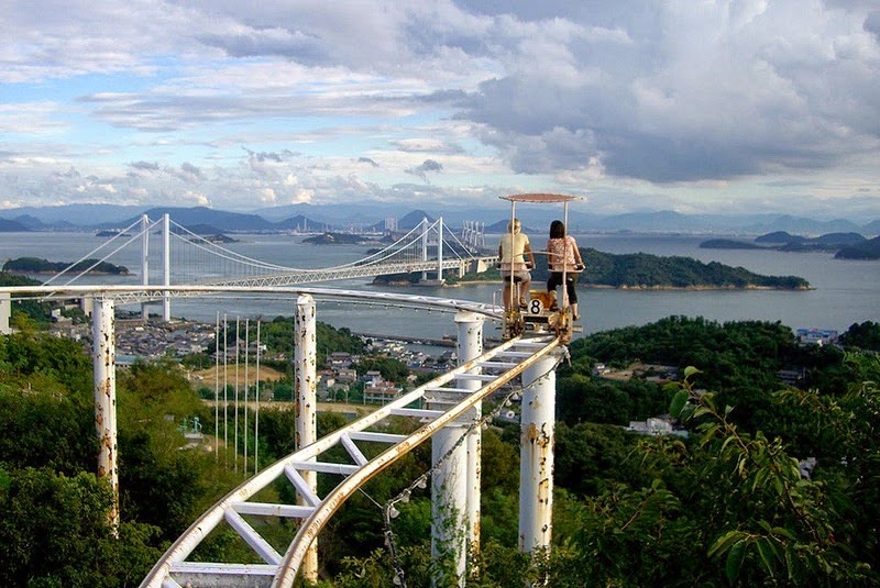 O trilho fica suspenso a 16 metros de altura