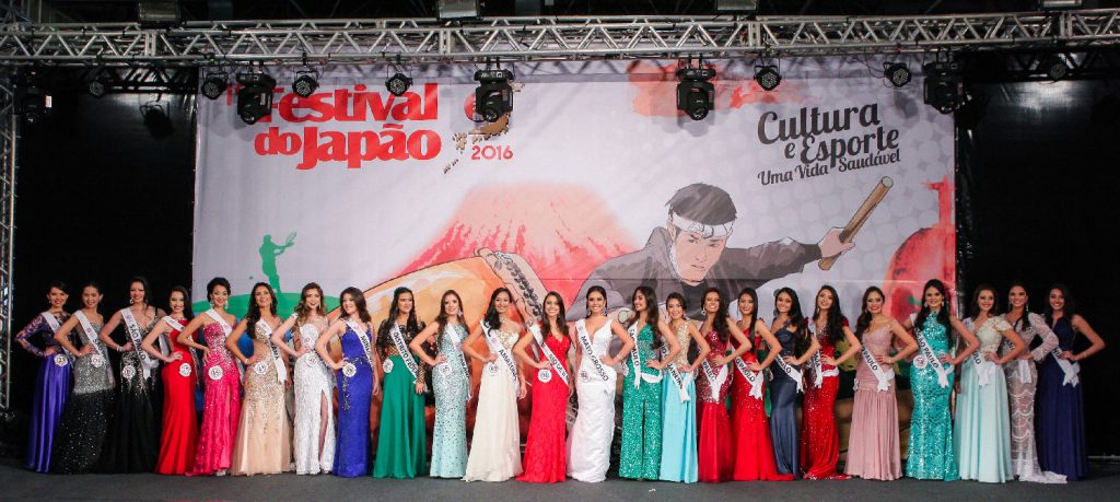 Desfile com traje de gala do concurso Miss Nikkey 2016