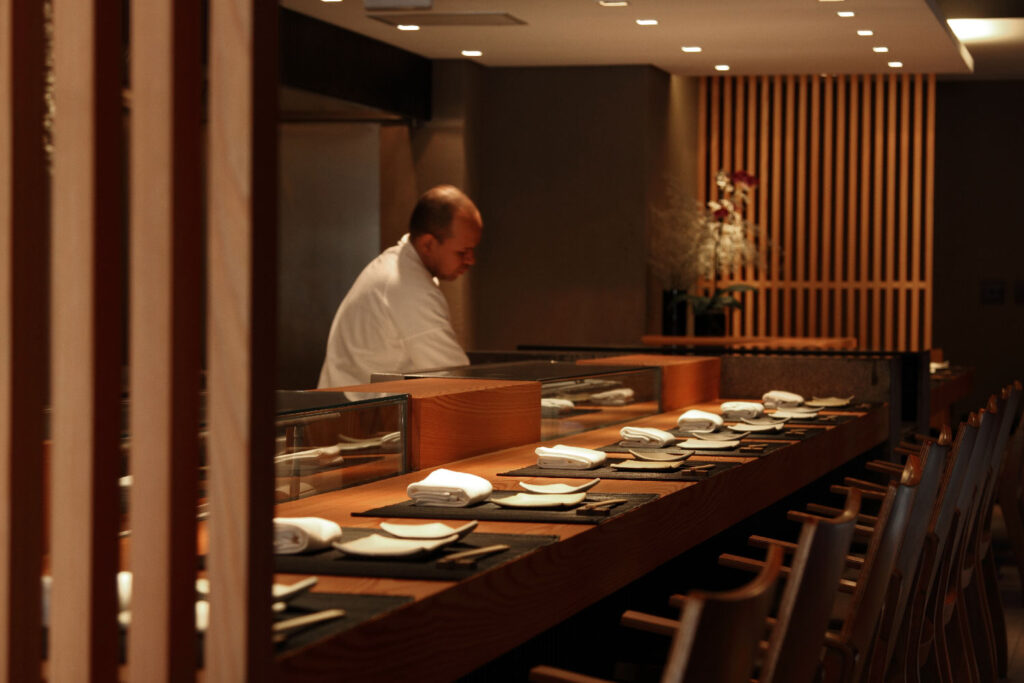 Balcão do restaurante Nakka projetado pelo arquiteto Naoki Otake Nakka-005