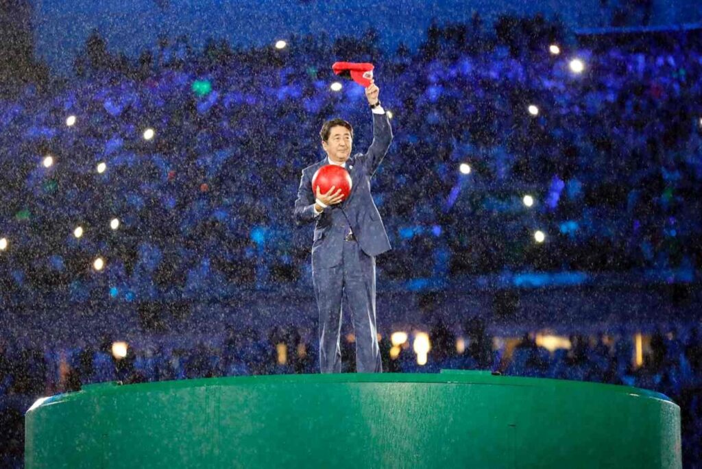 Shinzo Abe aparece vestido de Mário na cerimônia de encerramento das Olimpíadas de 2016