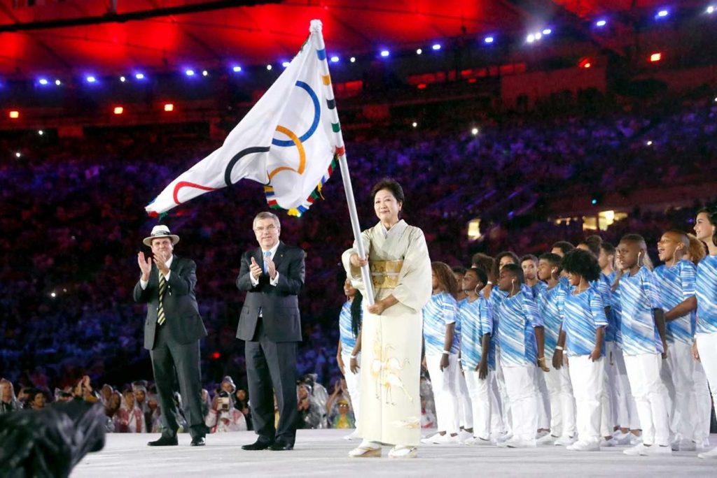 A governadora de Tokyo recebe a bandeira das Olimpíadas