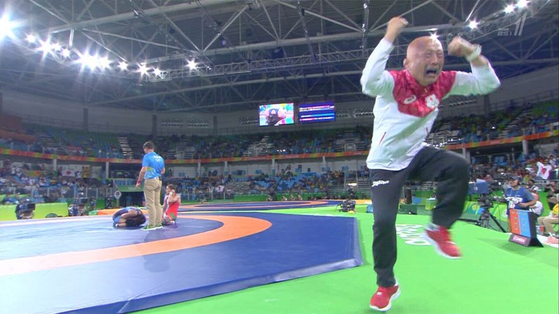 Kazuhito Sakae comemora a vitória de Eri Tosaka na final da categoria até 48 kg