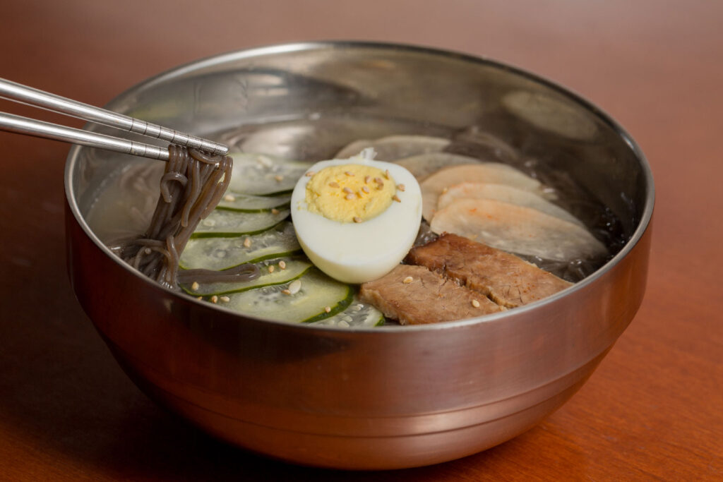 Mul-nemmyon é servido gelado coreano_macarrao