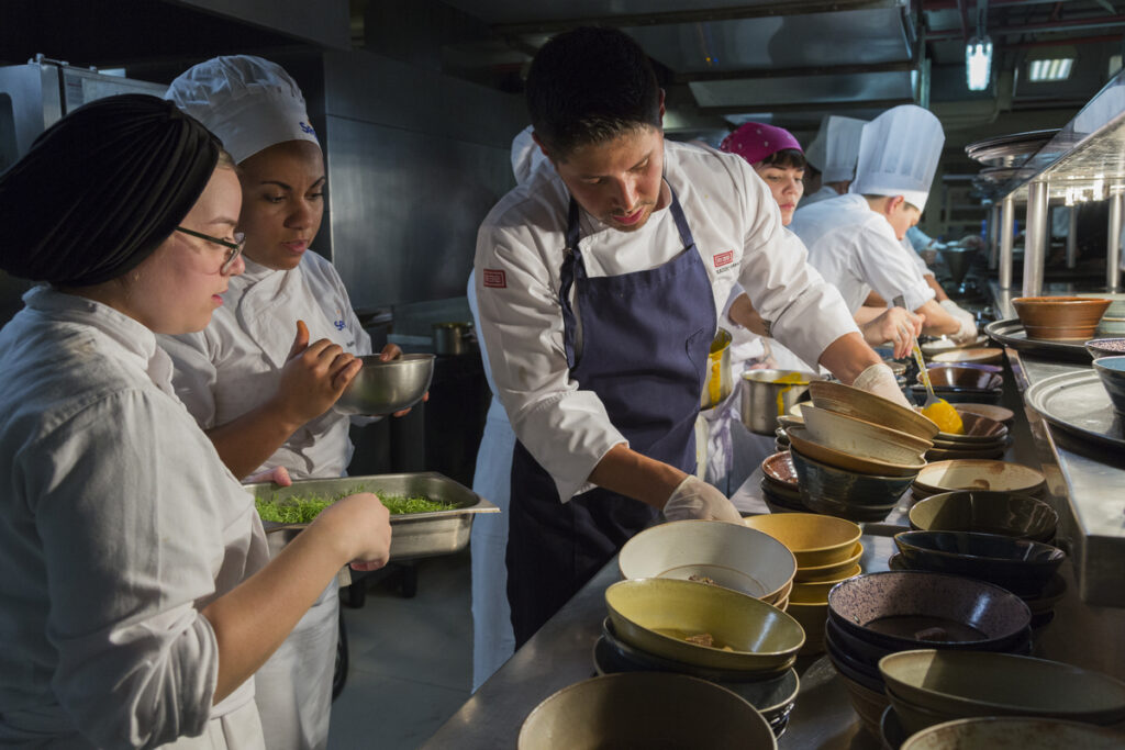 Equipe sob o comando do chef Kazuo Harada no Sukiyaki do Bem de 2016 sukiyakidobem2016_nikkofotografia11