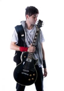 Gui é guitarrista e compositor para o J-Rox