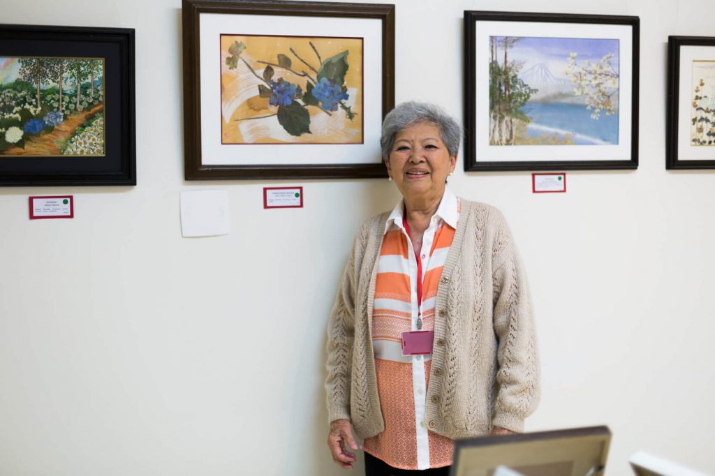 A artista plástica Alice Imai trouxe a técnica do Oshibana-e para o Brasil