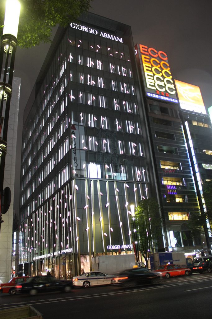Prédio Giorgio Armani vista noturna