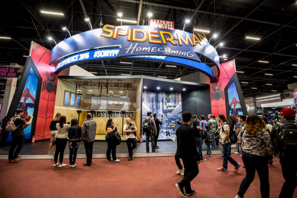 Cenários de Spider-Man: Homecoming no estande da Sony Pictures