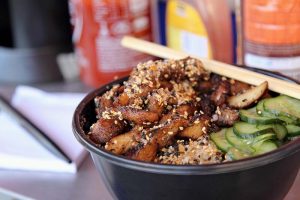 Donburi de frango grelhado e furikake caseiro
