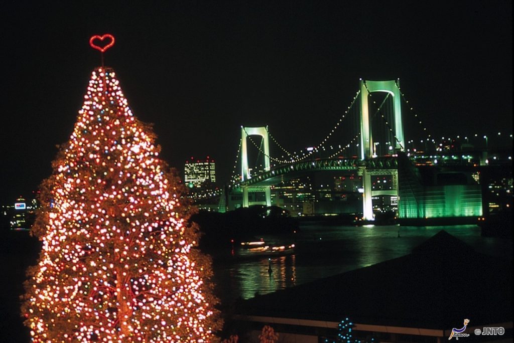 Árvore de Natal vista dos decks de Odaiba