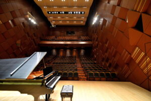 Imagem do palco na sala de concertos Yamaha