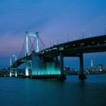 iluminação noturna da Rainbow Bridge