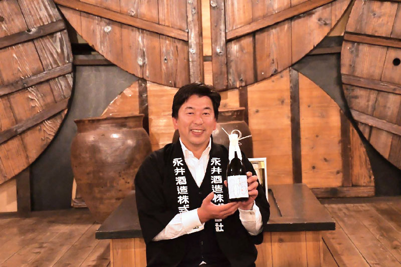 Noriyoshi Nagai exibe um dos rótulos de sua produção arrozal_nagai