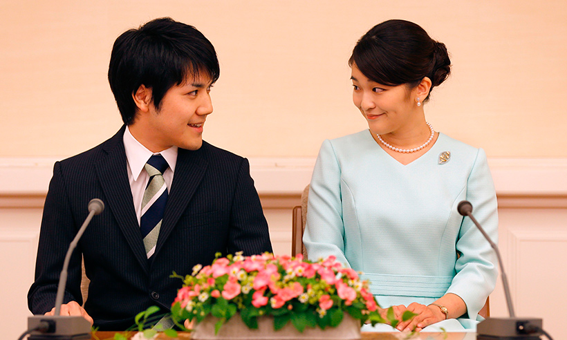 Kei Komuro e a princesa Mako em anúncio oficial do noivado
