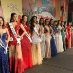 Desfile com traje de gala