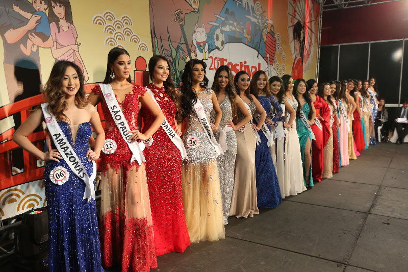 Desfile com traje de gala